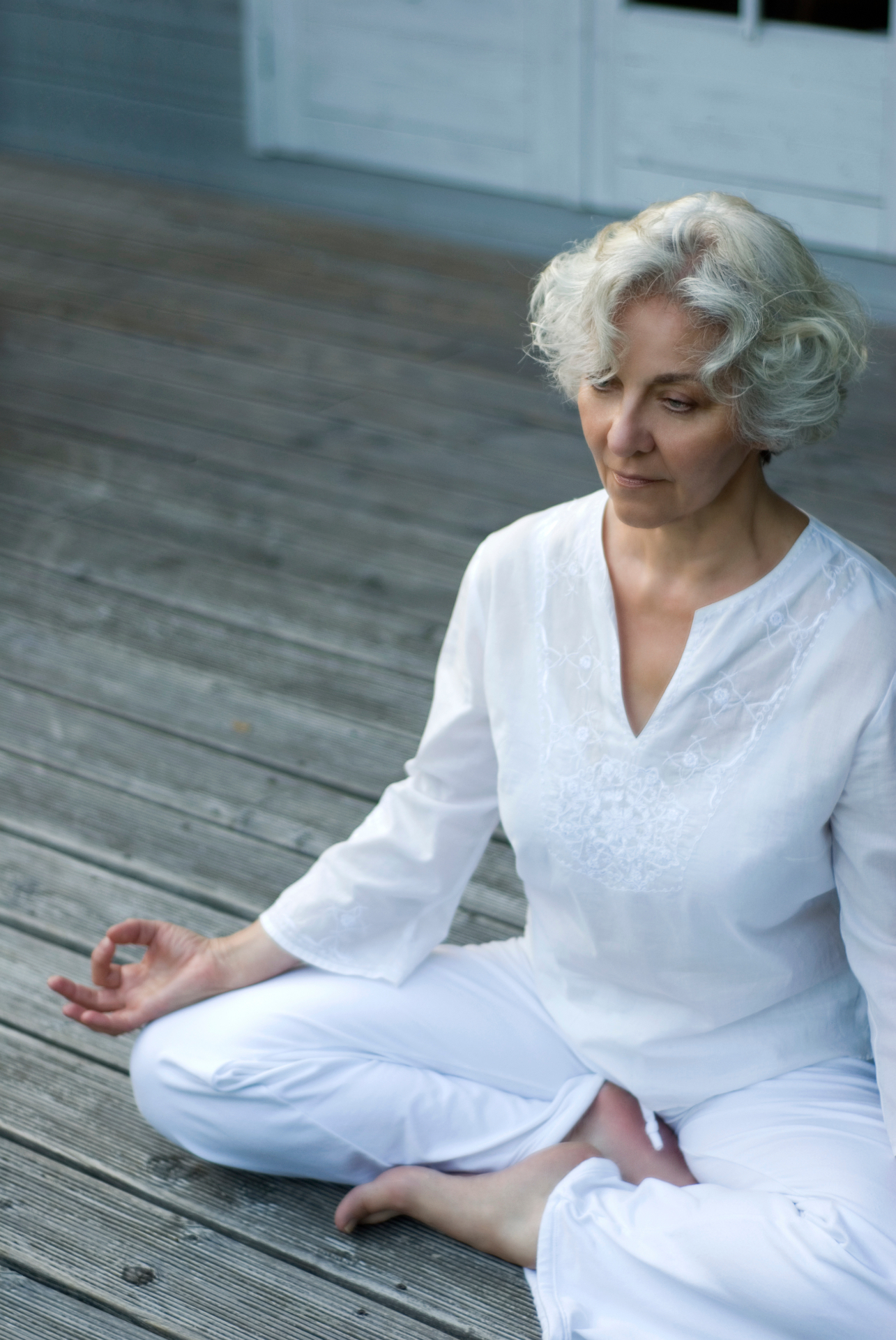 Femme en méditation sur terrasse