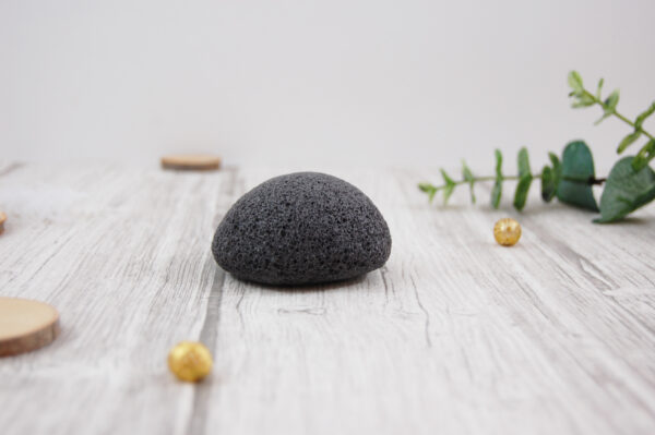 Éponge Konjac au Charbon de Bambou – Païma | Nettoyage Purifiant pour Peaux à Imperfections – Image 3