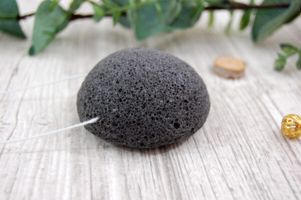 Éponge Konjac au Charbon de Bambou – Païma | Nettoyage Purifiant pour Peaux à Imperfections – Image 2