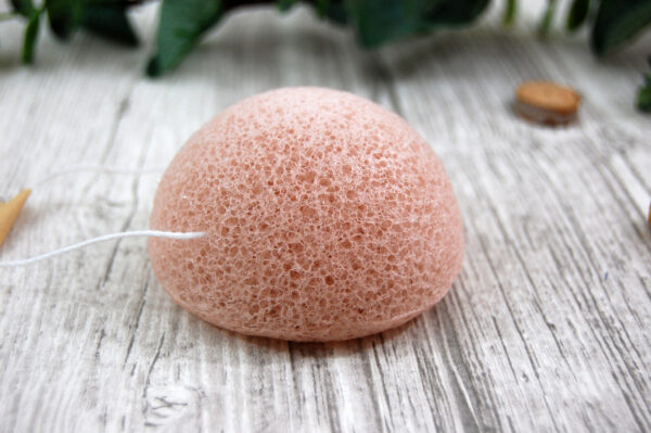 Éponge Konjac à l'Argile Rose – Païma | Nettoyage Doux pour Peaux Sensibles et Réactives – Image 2
